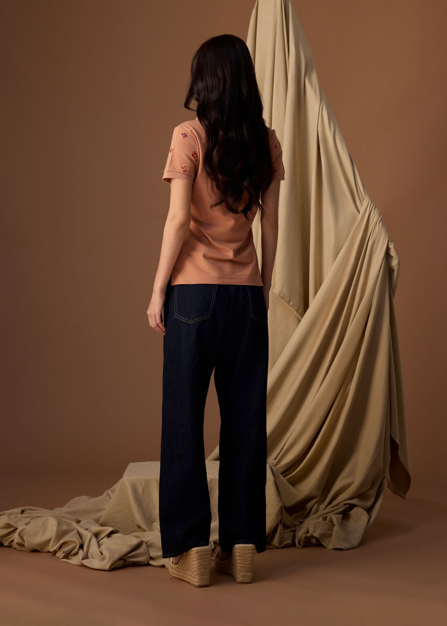 เสื้อโปโลทรงเข้ารูปสีนำ้ตาลมอคค่ามูสพร้อมลายปัก