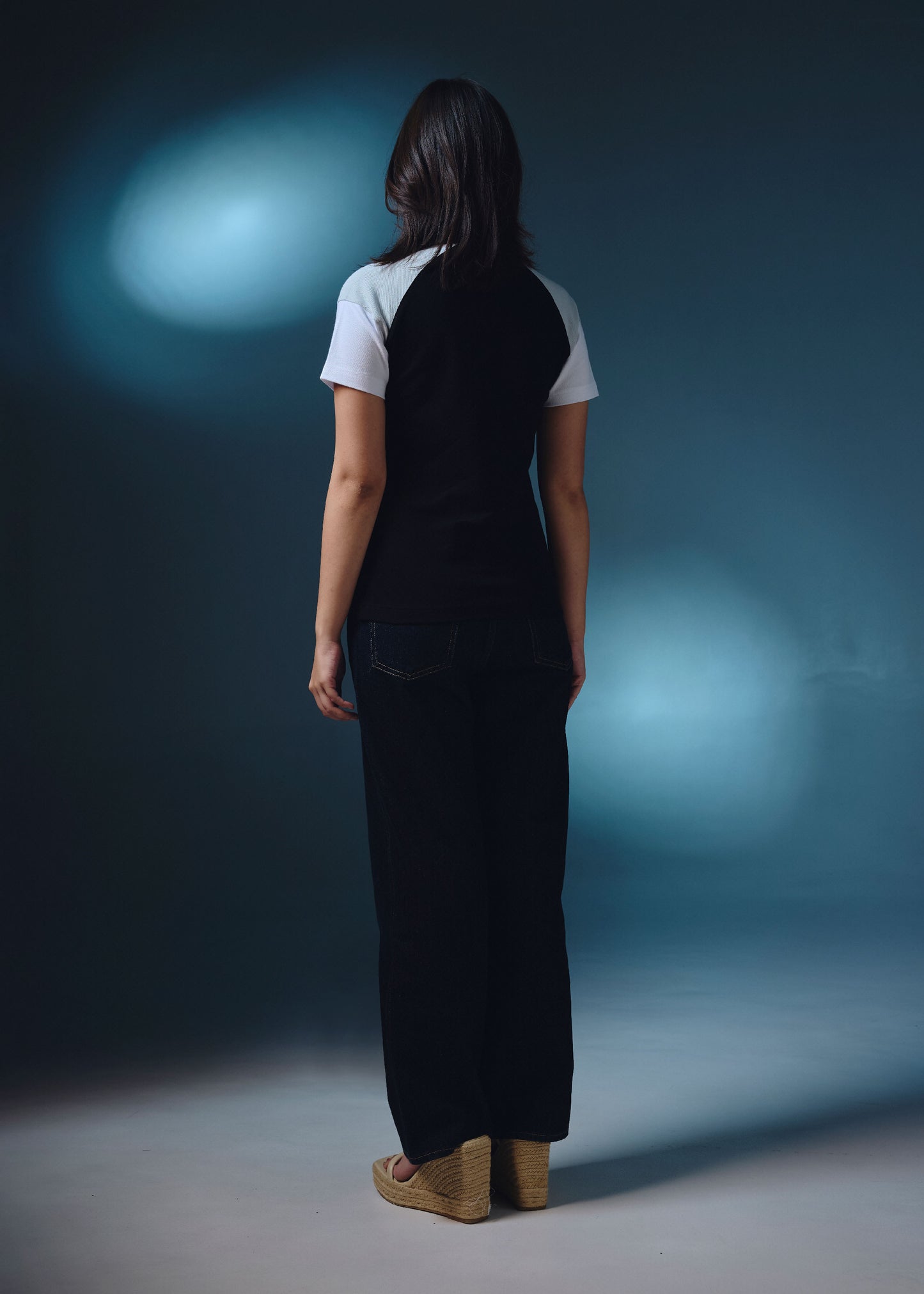 เสื้อโปโลสีขาวทรงเข้ารูปคัลเลอร์บล็อคทรงคัสตอมฟิต