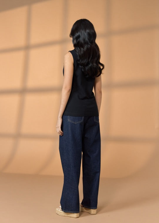 เสื้อโปโลแขนกุดสีดำทรงเข้ารูปพร้อมลายปัก