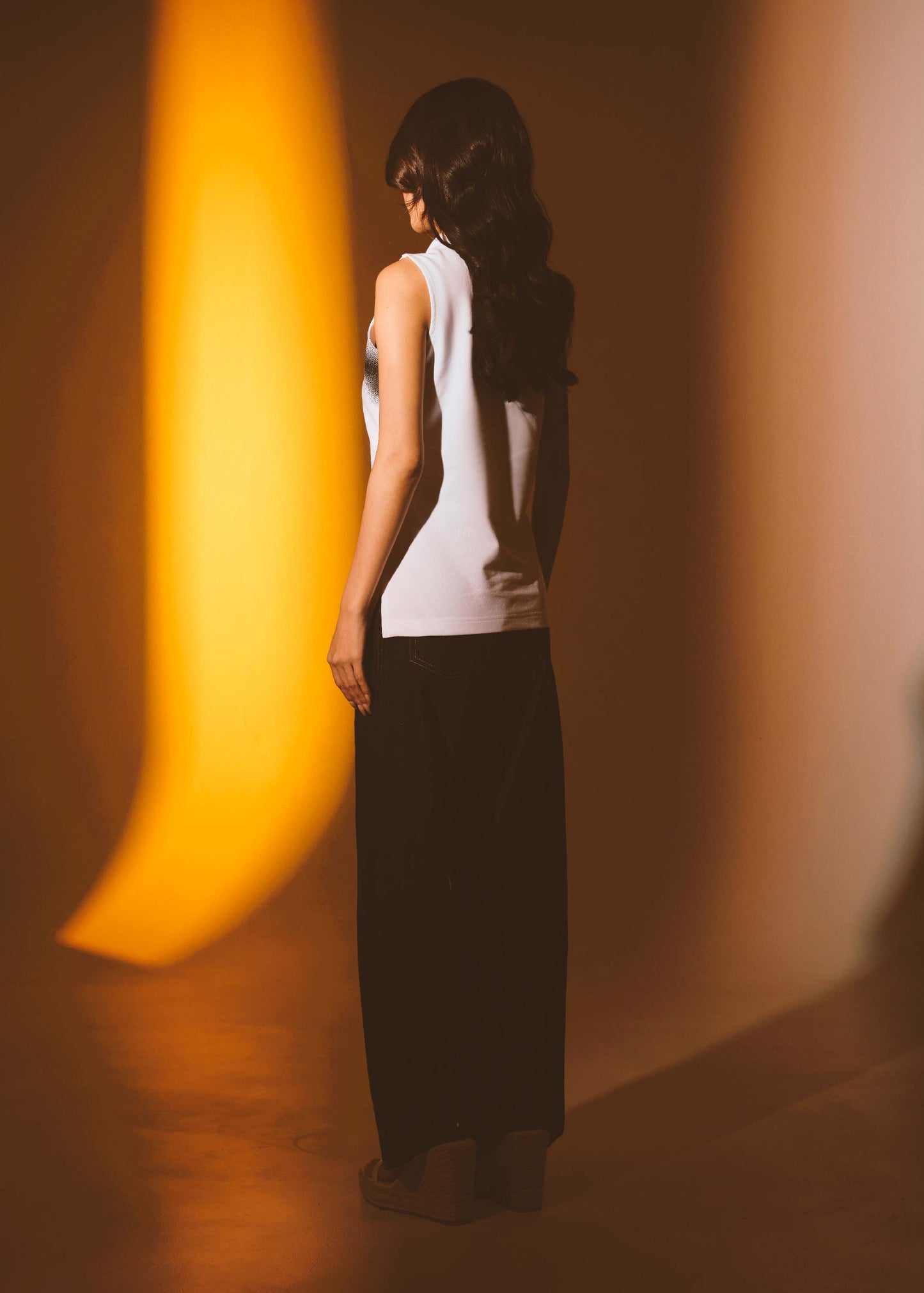 เสื้อโปโลแขนกุดสีขาวทรงเข้ารูปพร้อมลายกราฟฟิก