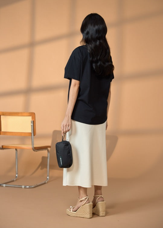 เสื้อยืดคอกลมแขนสั้นสีดำทรงโอเวอร์ไซส์ฟิตพร้อมลายปัก