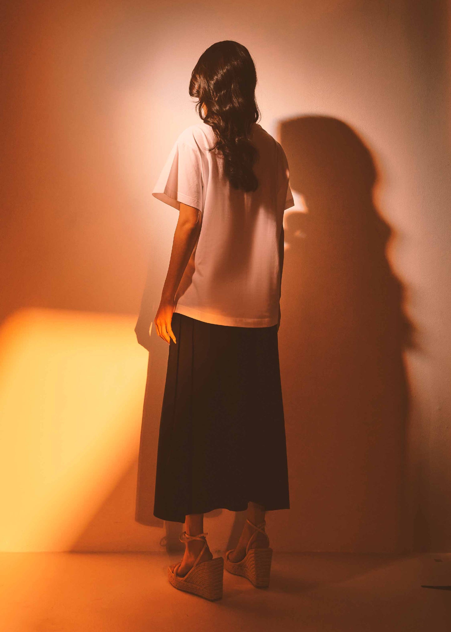 เสื้อยืดคอกลมแขนสั้นสีขาวทรงโอเวอร์ไซส์ฟิตพร้อมลายกราฟฟิก