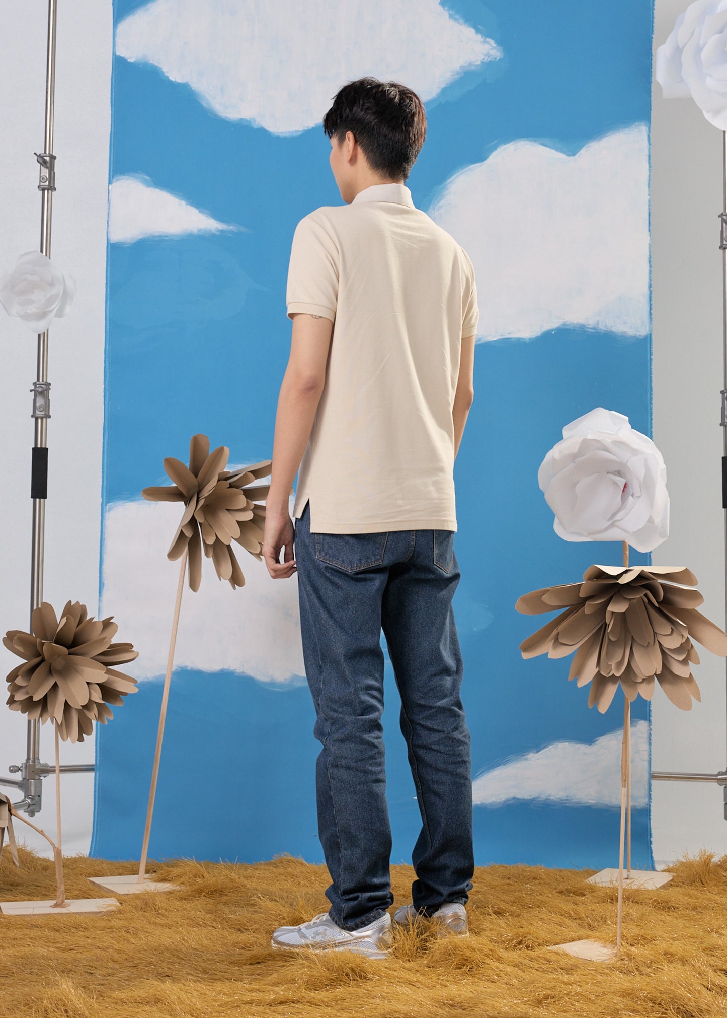 เสื้อโปโลสีครีมคัลเลอร์บล็อคทรงคัสตอมฟิตพร้อมกระเป๋าลายปักและสาปซิป