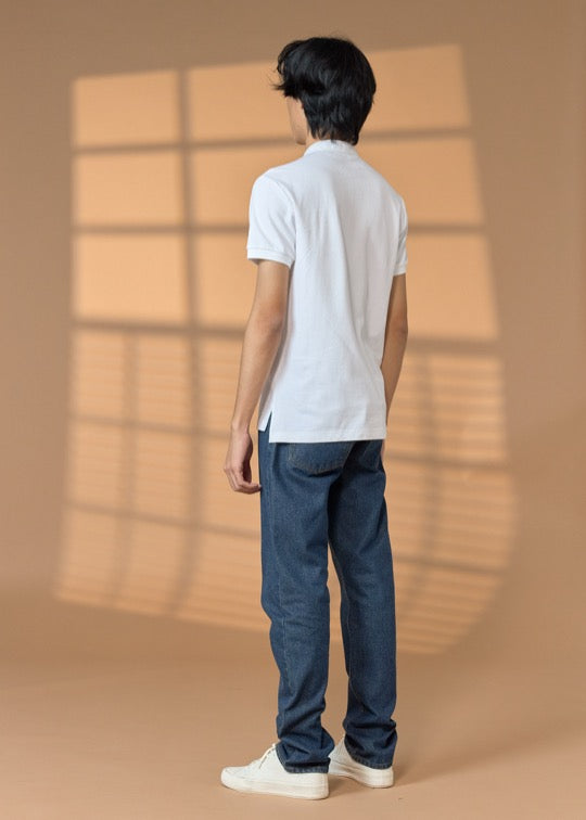 เสื้อโปโลคอจีนสีขาวทรงคัสตอมฟิตพร้อมลายปัก