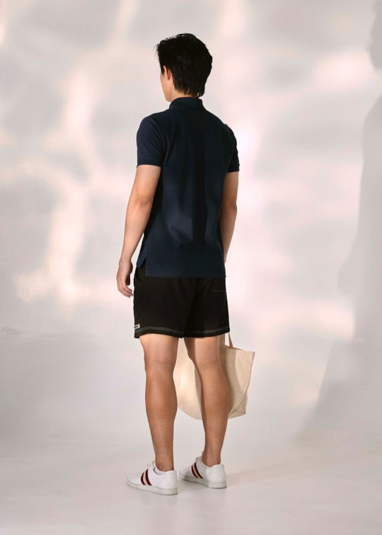 เสื้อโปโลทรงคัสตอมฟิตสีกรมพร้อมโลโก้ยาง