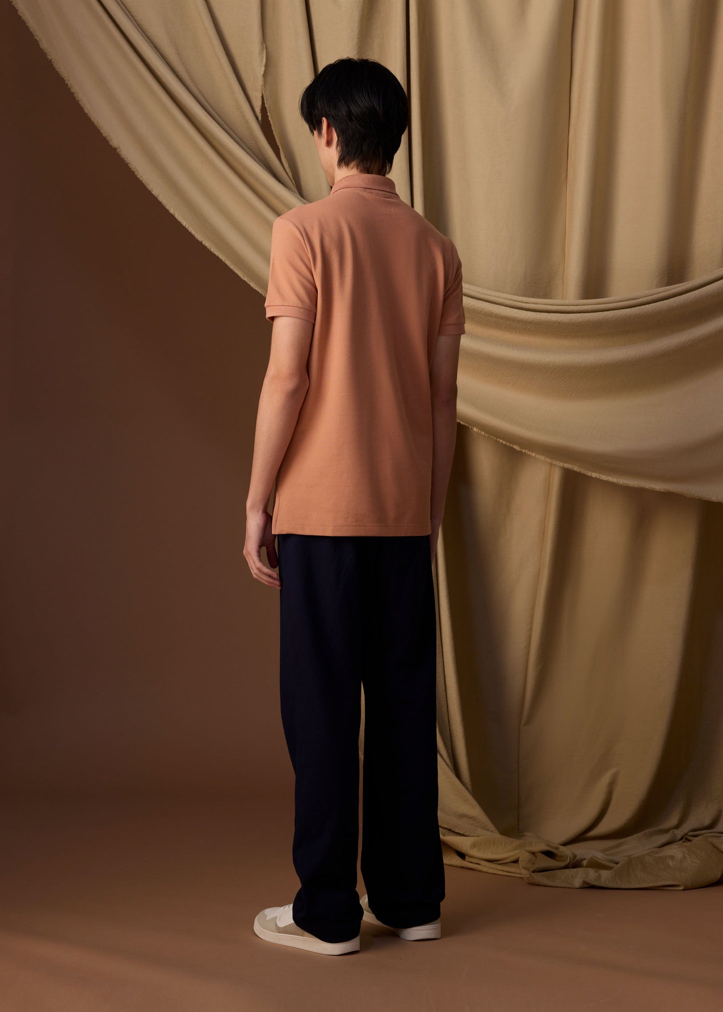 เสื้อโปโลทรงคัสตอมฟิตสีนำ้ตาลมอคค่ามูสพร้อมลายปัก