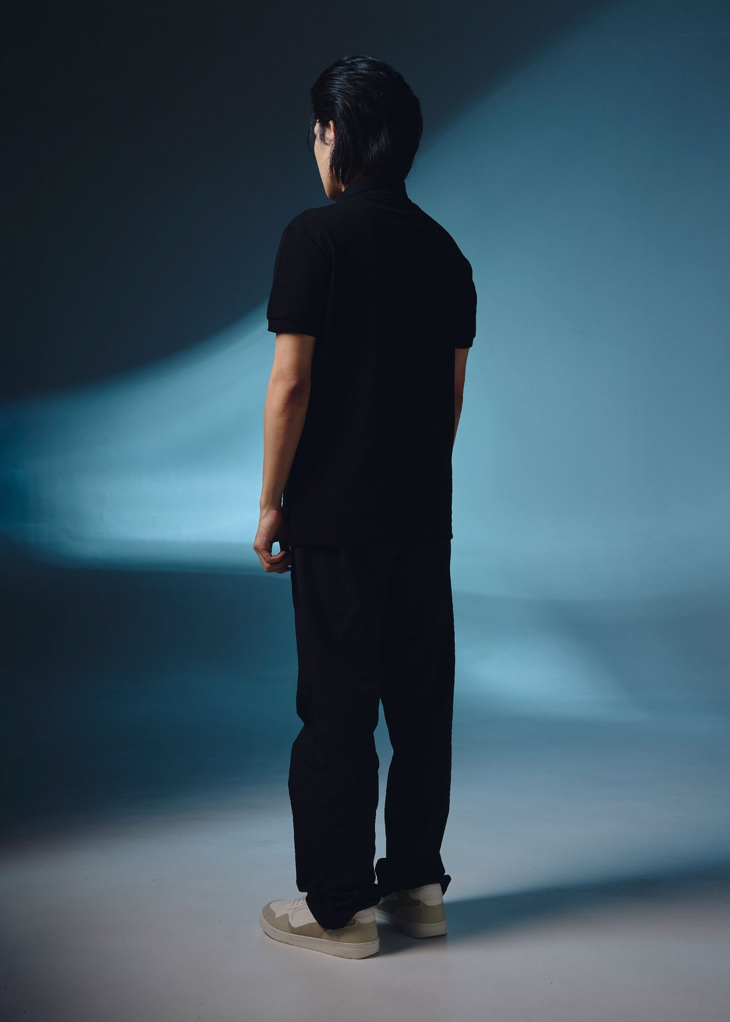 เสื้อโปโลทรงคัสตอมฟิตสีดำพร้อมลายปัก