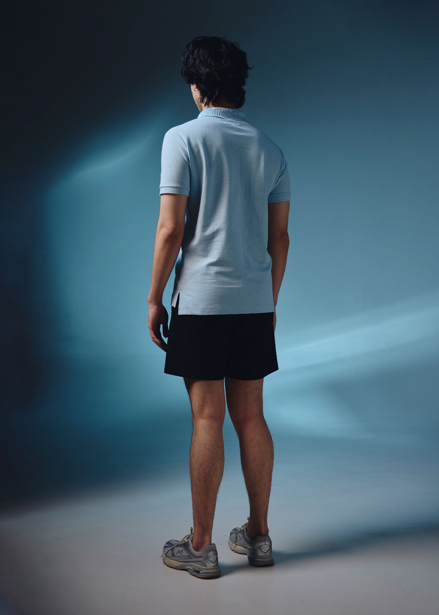 เสื้อโปโลทรงคัสตอมฟิตสีสตาร์ไลท์บลูพร้อมดีเทลสาบ