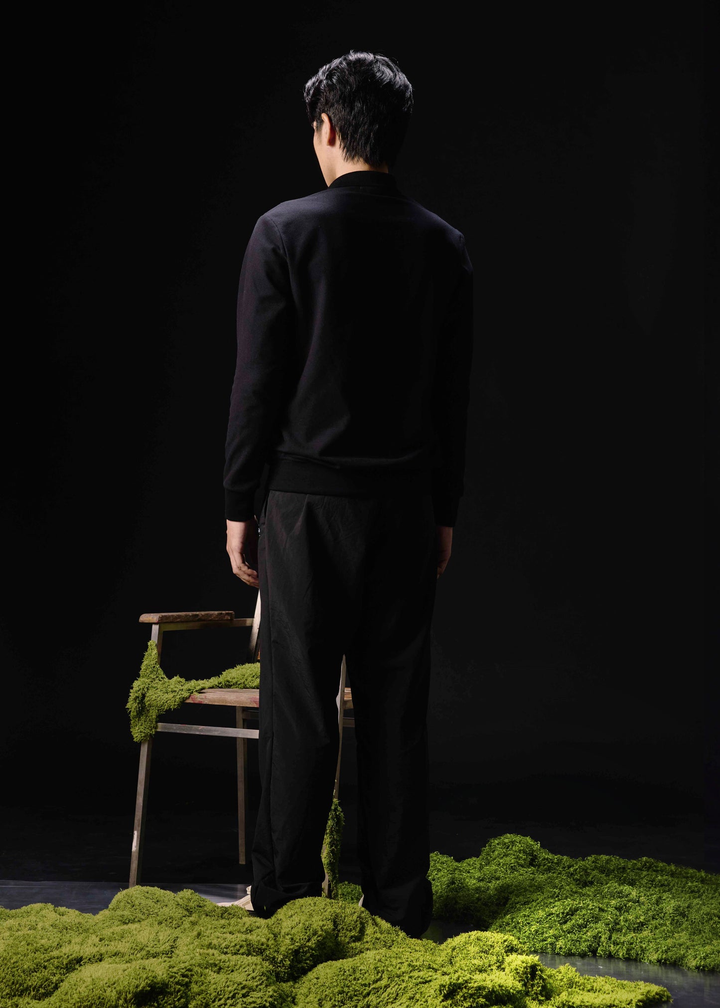 เสื้อโปโลแขนยาวทรงคัสตอมฟิตสีดำ