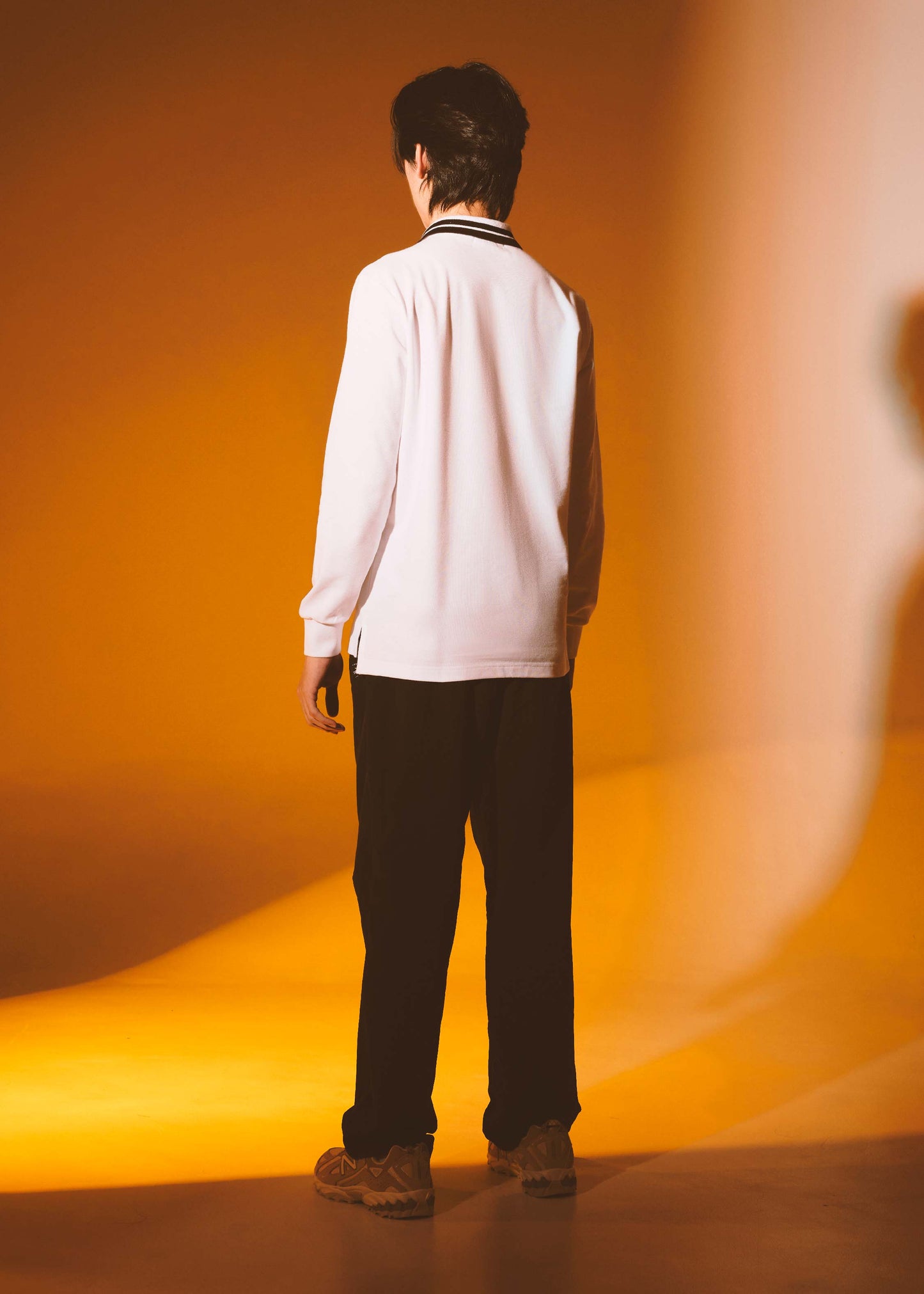 เสื้อโปโลแขนยาวทรงคัสตอมฟิตสีขาวพร้อมปกลายริ้วและโลโก้ยาง