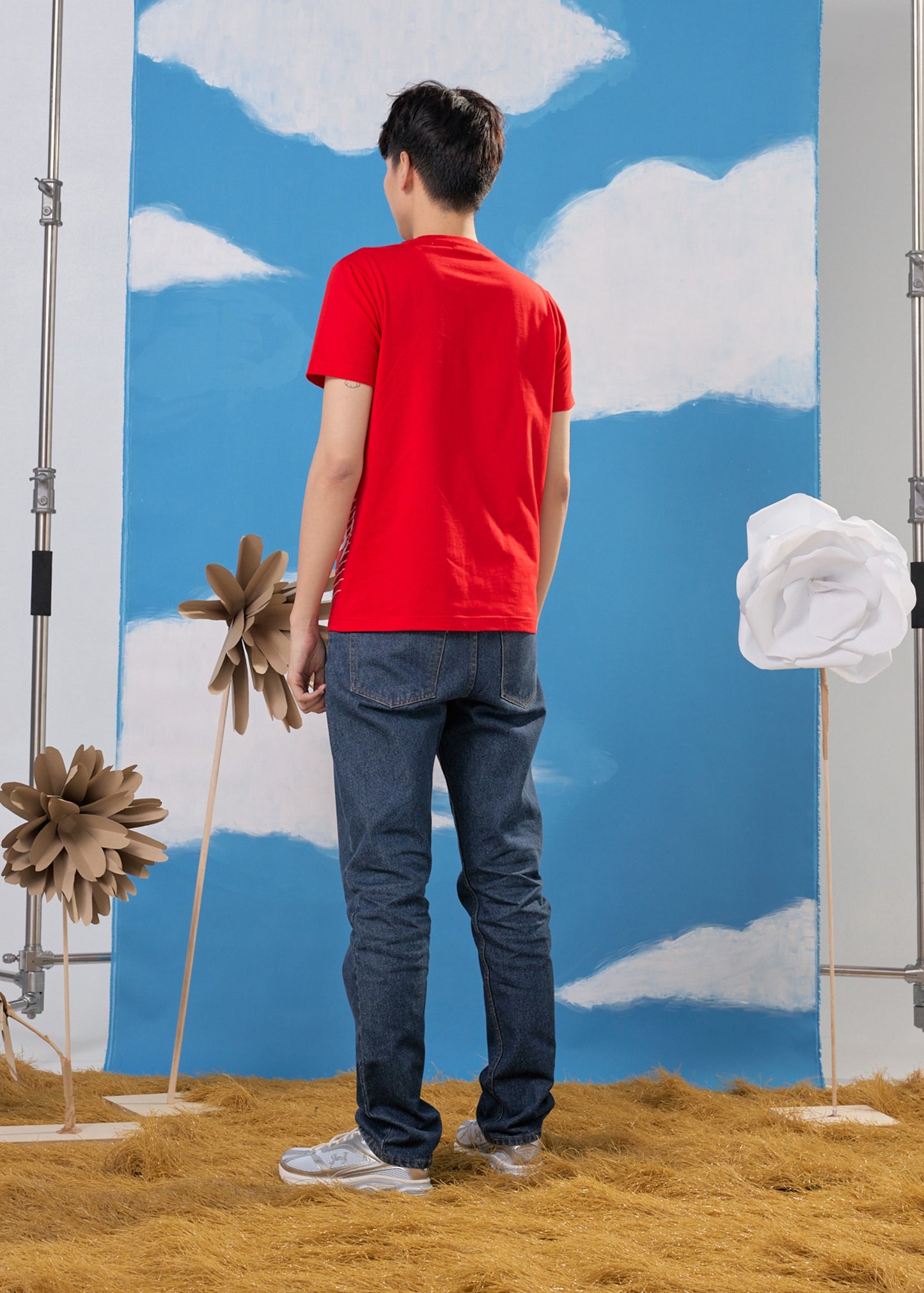 เสื้อยืดคอกลมสีแดงมะเขือเทศเชอร์รีทรงคัสตอมฟิตพร้อมลายกราฟฟิก