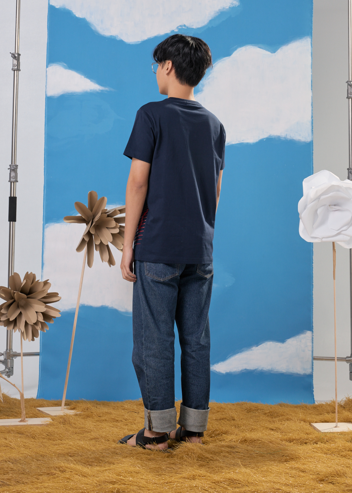 เสื้อยืดคอกลมสีกรมทรงคัสตอมฟิตพร้อมลายกราฟฟิก