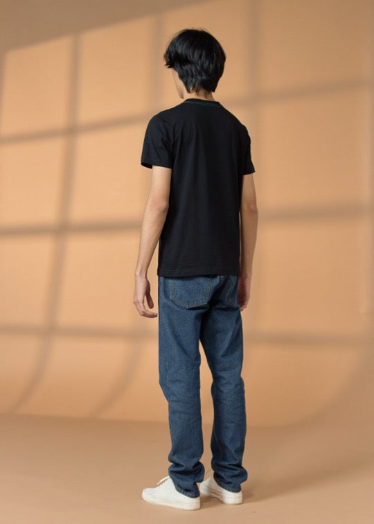 เสื้อยืดคอกลมสีดำทรงคัสตอมฟิตพร้อมลายกราฟฟิก