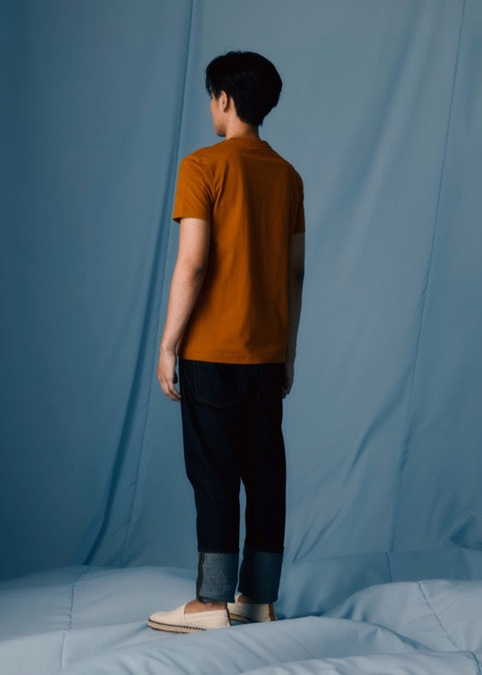 เสื้อยืดคอกลมสีน้ำตาลพัมกิ้นสไปซ์ทรงคัสตอมฟิตพร้อมลายกราฟฟิก