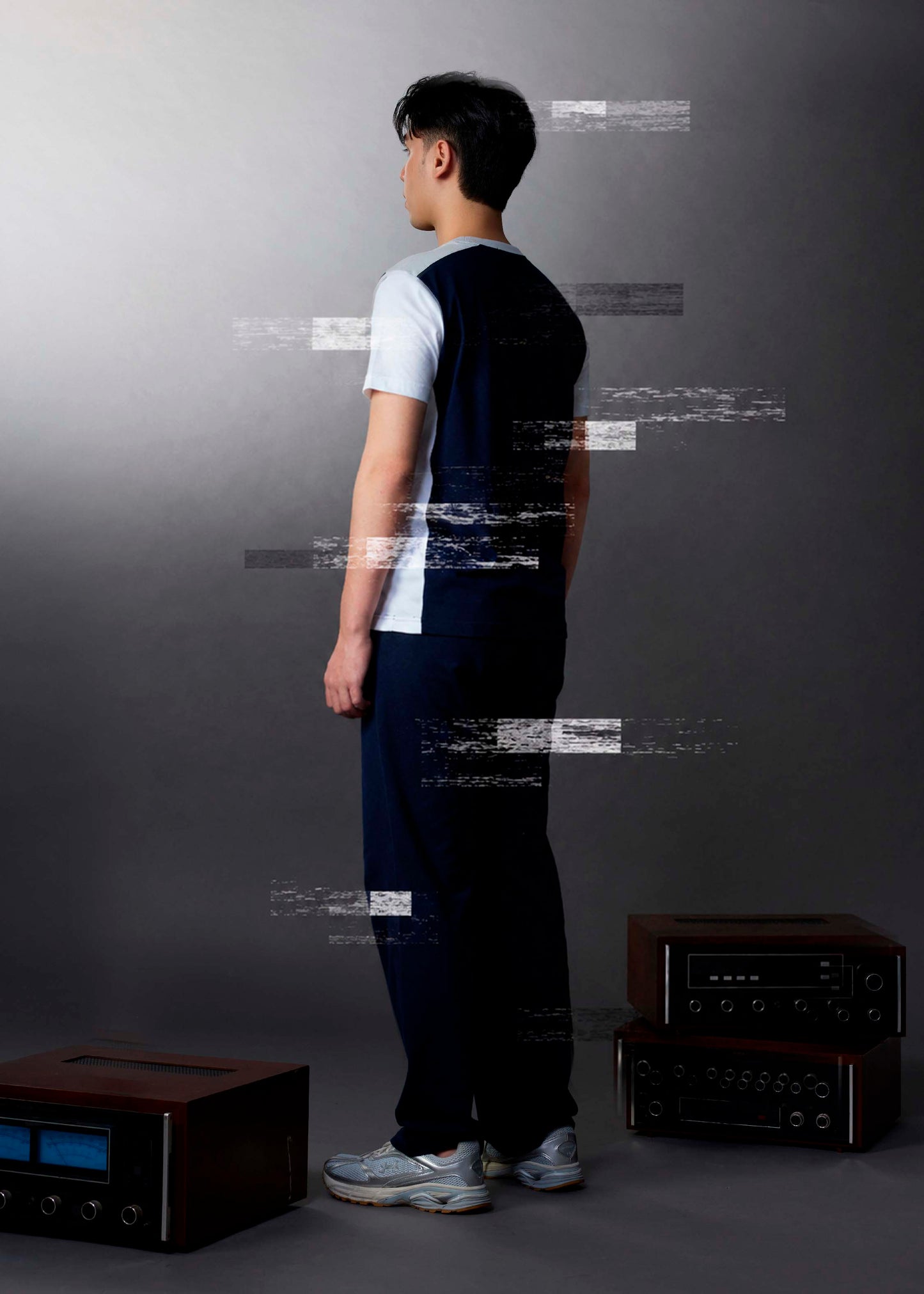 เสื้อยืดคอกลมคัลเลอร์บล็อคทรงคัสตอมฟิตพร้อมโลโก้ยาง