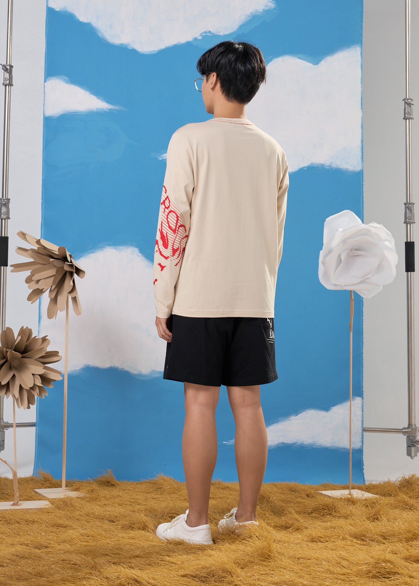 เสื้อยืดคอกลมแขนยาวสีครีมทรงคัสตอมฟิตพร้อมลายกราฟฟิก