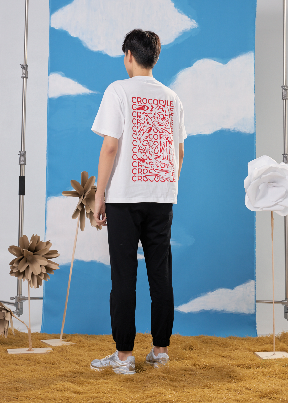 เสื้อยืดคอกลมแขนสั้นสีขาวทรงโอเวอร์ไซส์ฟิตพร้อมลายกราฟฟิก