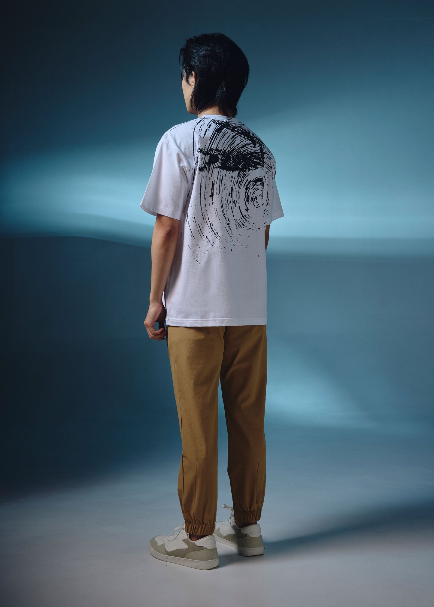 เสื้อยืดคอกลมแขนสั้นสีขาวทรงโอเวอร์ไซส์พร้อมลายกราฟฟิก