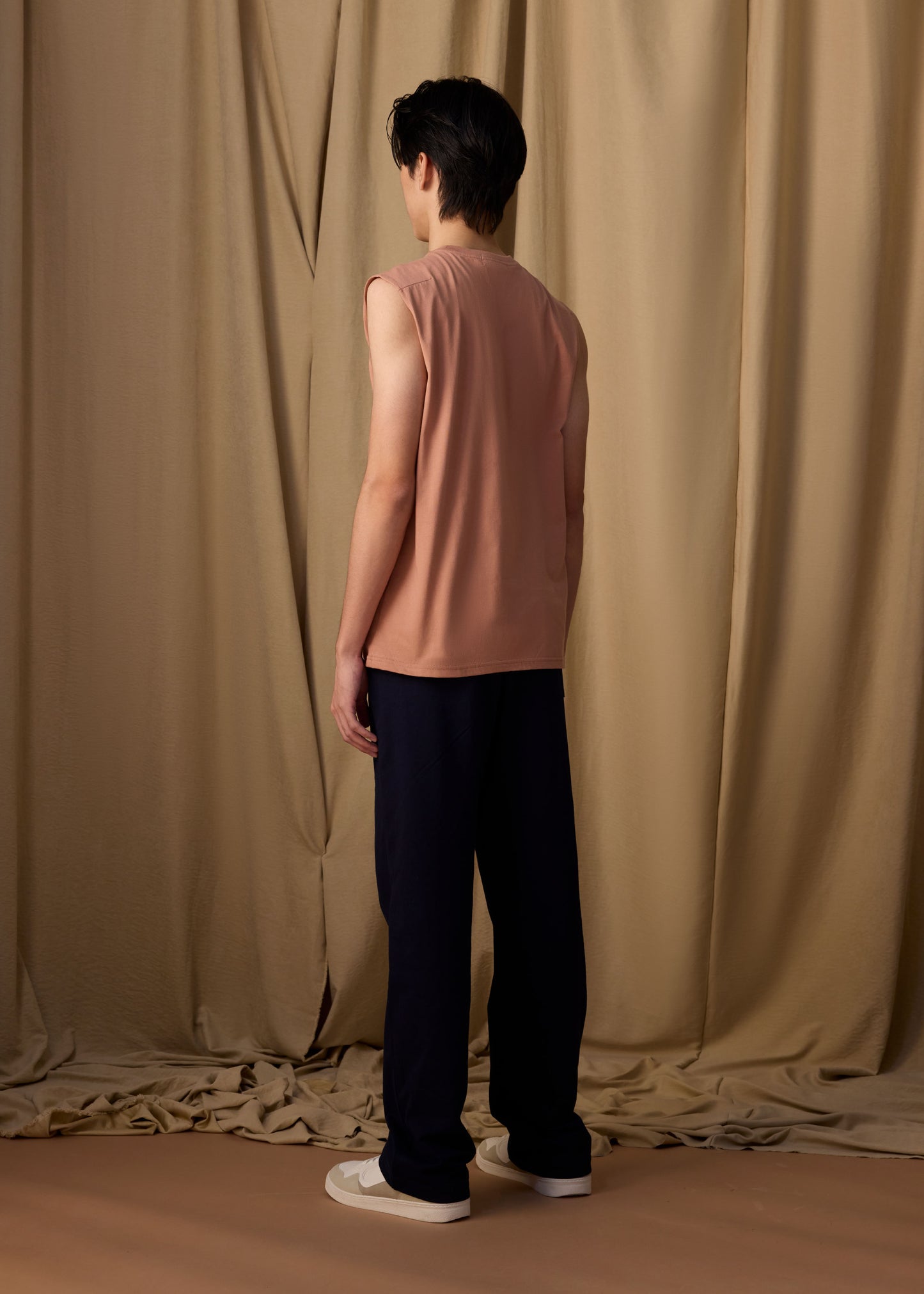 เสื้อยืดคอกลมแขนกุดสีนำ้ตาลมอคค่ามูสทรงคัสตอมฟิต