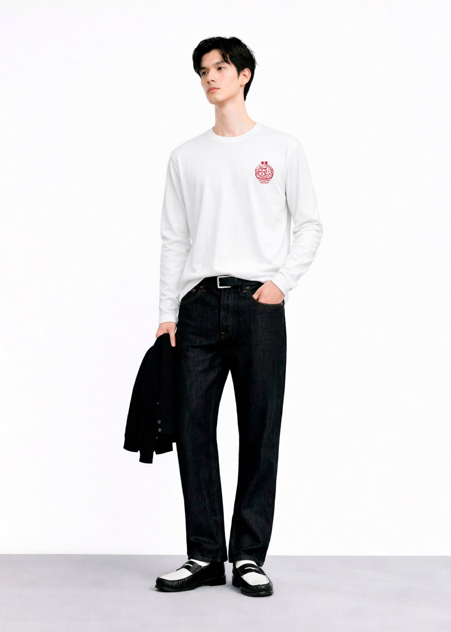 เสื้อยืดคอกลมแขนยาวสีขาวทรงคัสตอมฟิตพร้อมลายปัก