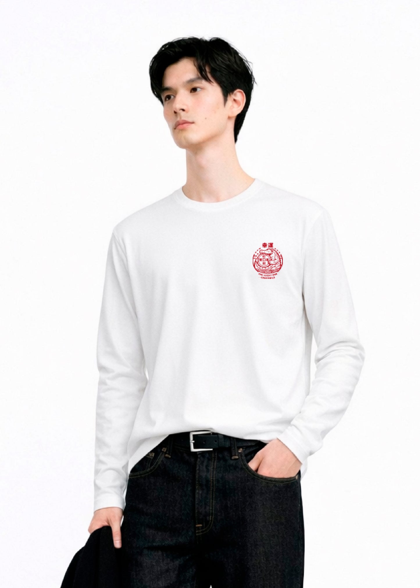 เสื้อยืดคอกลมแขนยาวสีขาวทรงคัสตอมฟิตพร้อมลายปัก