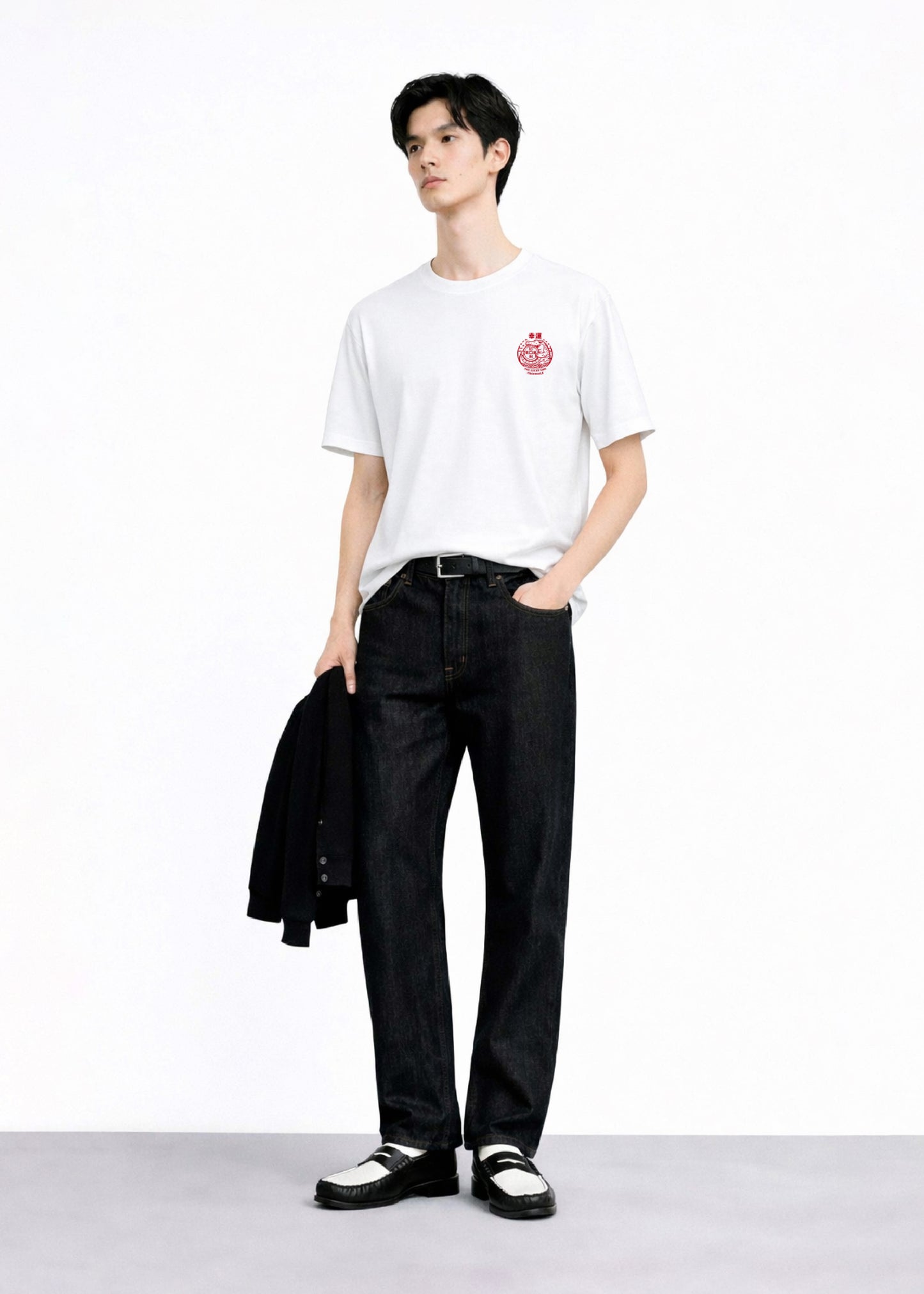 เสื้อยืดคอกลมแขนสั้นสีขาวทรงโอเวอร์ไซส์พร้อมลายปัก