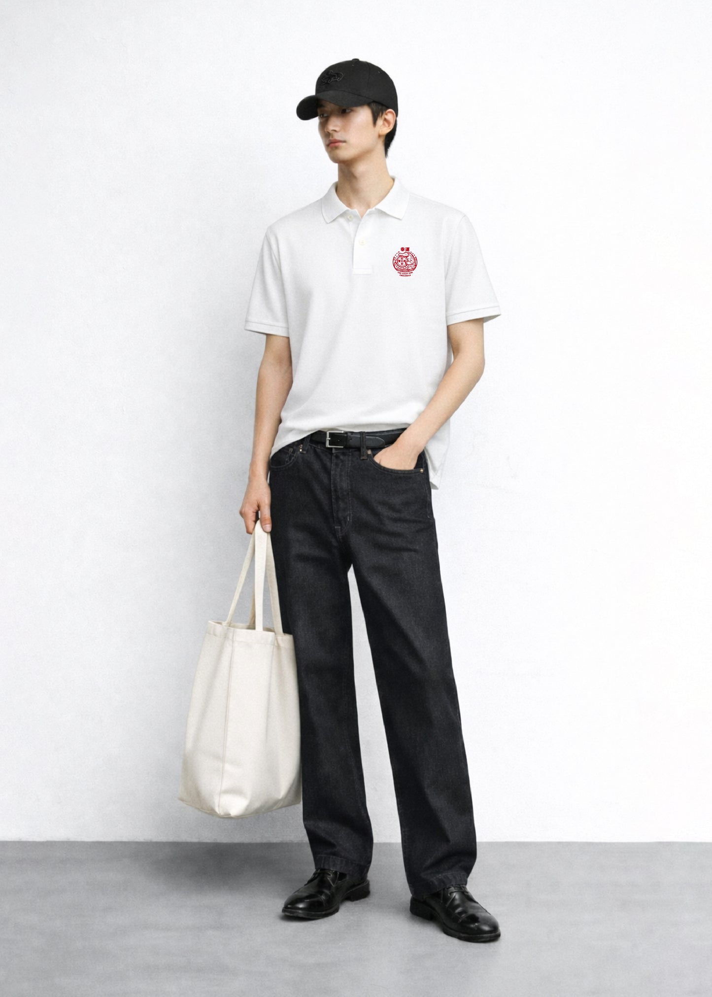 เสื้อโปโลทรงคัสตอมฟิตสีขาวพร้อมพร้อมลายปัก