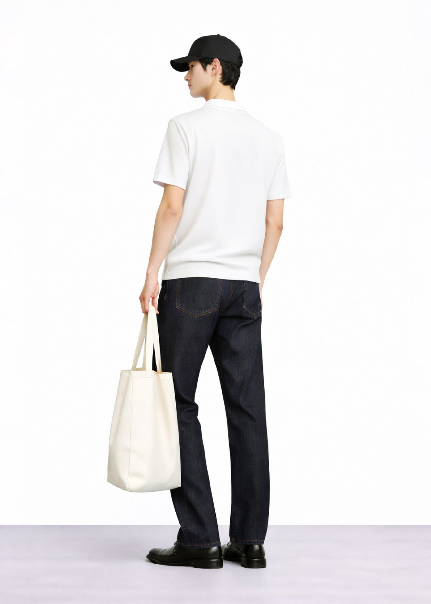 เสื้อโปโลทรงคัสตอมฟิตสีขาวพร้อมพร้อมลายปัก
