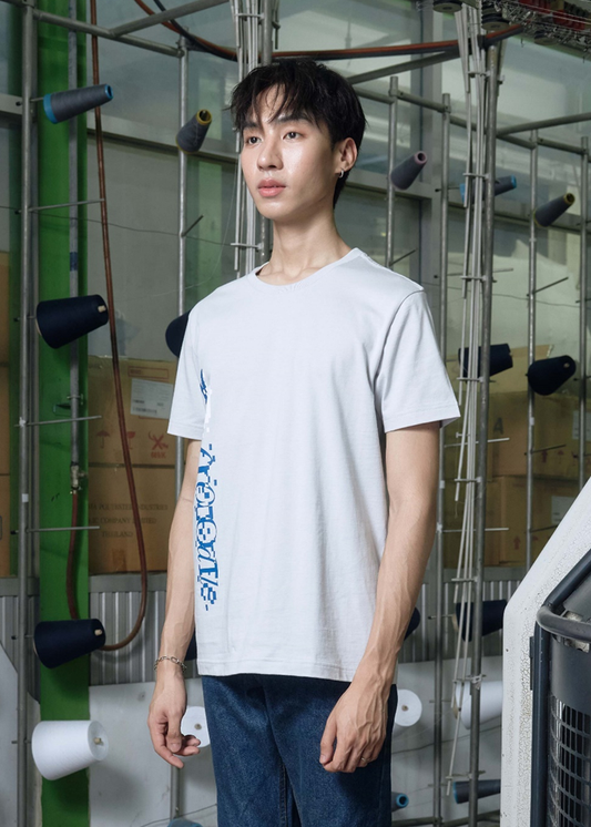 เสื้อยืดคอกลมคัลเลอร์บล็อกสีเทา MICRO CHIP ทรงคัสตอมฟิตพร้อมลายพิมพ์กราฟิก