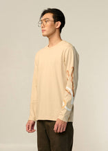 โหลดรูปภาพลงในเครื่องมือใช้ดูของ Gallery เสื้อยืดคอกลมแขนยาวสีครีม ENHANCED NEUTRALS พิมพ์ลายกราฟิกทรงคัสตอมฟิต
