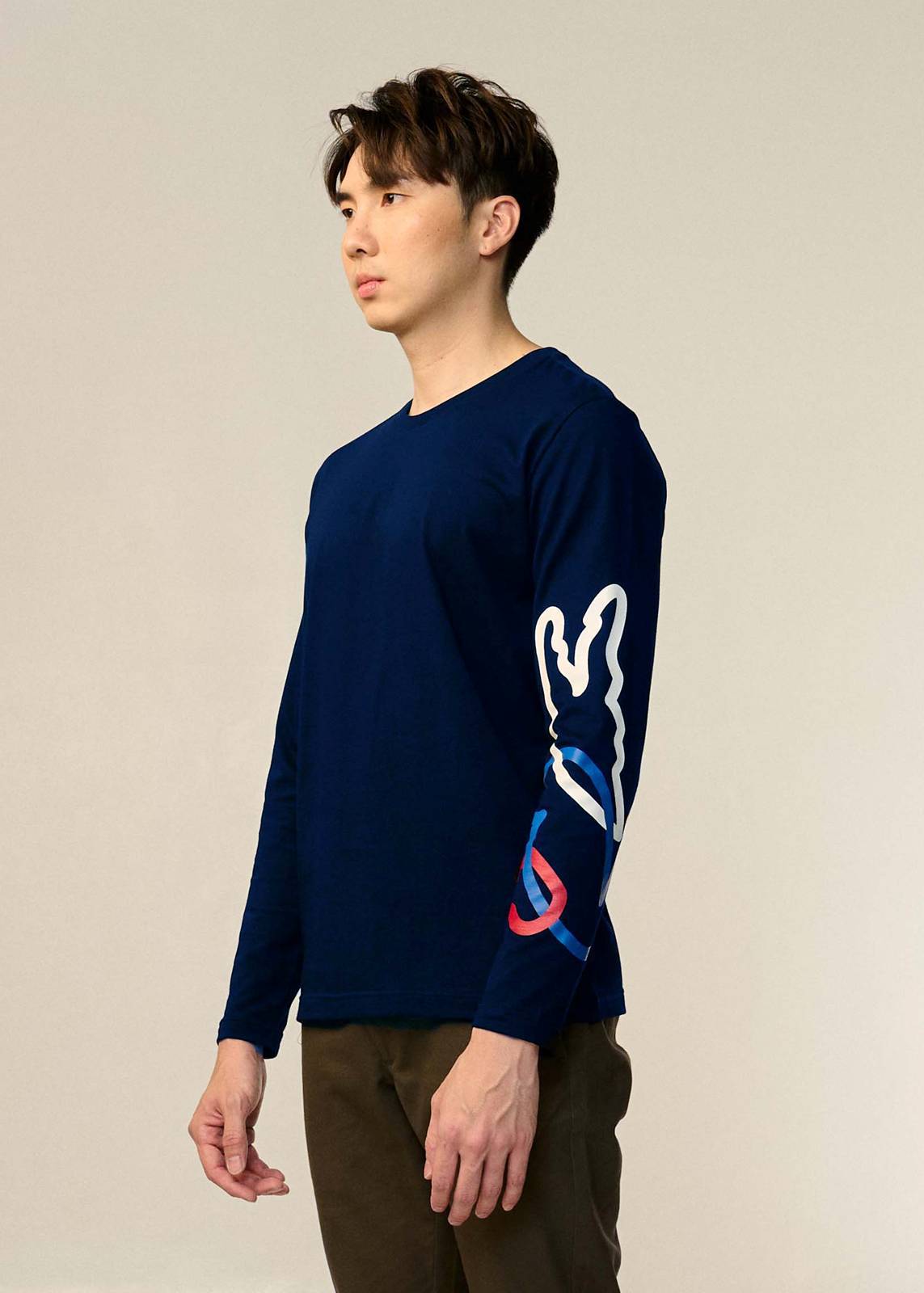 NAVY CUSTOM FIT CREW NECK LONG SLEEVE T-SHIRT WITH GRAPHIC PRINT