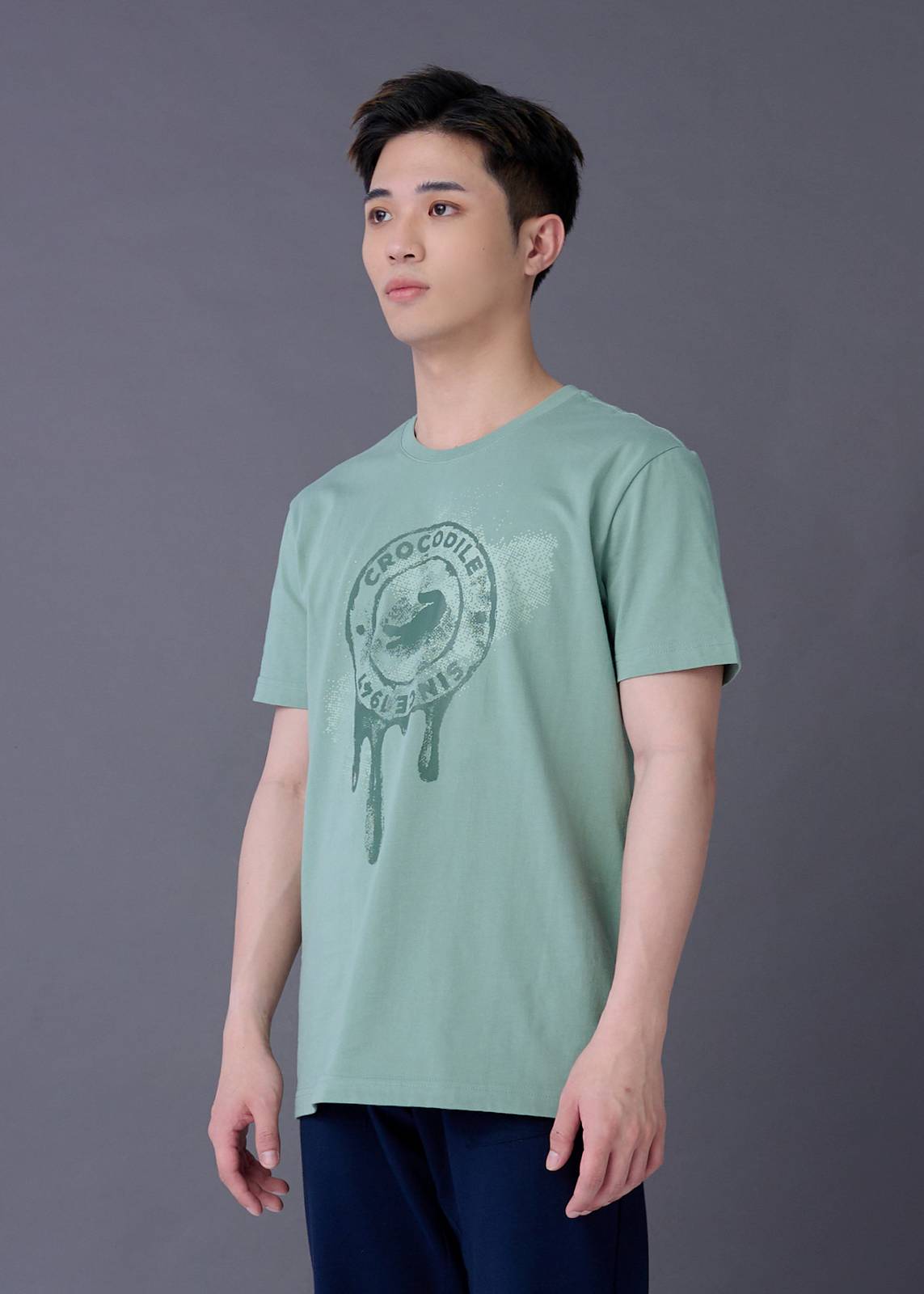 เสื้อยืดคอกลมสีเขียว SAGE LEAF GREEN พิมพ์ลายกราฟิกทรงคัสตอมฟิต