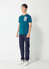 โหลดรูปภาพลงในเครื่องมือใช้ดูของ Gallery เสื้อยืดคอกลมสีเขียว MARINE TEAL GREEN พิมพ์ลายกราฟิกทรงคัสตอมฟิต
