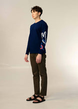 โหลดรูปภาพลงในเครื่องมือใช้ดูของ Gallery เสื้อยืดคอกลมแขนยาวสีน้ำเงิน NAVY พิมพ์ลายกราฟิกทรงคัสตอมฟิต
