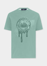 โหลดรูปภาพลงในเครื่องมือใช้ดูของ Gallery เสื้อยืดคอกลมสีเขียว SAGE LEAF GREEN พิมพ์ลายกราฟิกทรงคัสตอมฟิต
