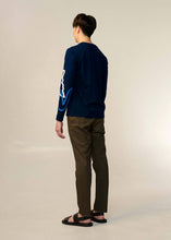 โหลดรูปภาพลงในเครื่องมือใช้ดูของ Gallery เสื้อยืดคอกลมแขนยาวสีน้ำเงิน NAVY พิมพ์ลายกราฟิกทรงคัสตอมฟิต

