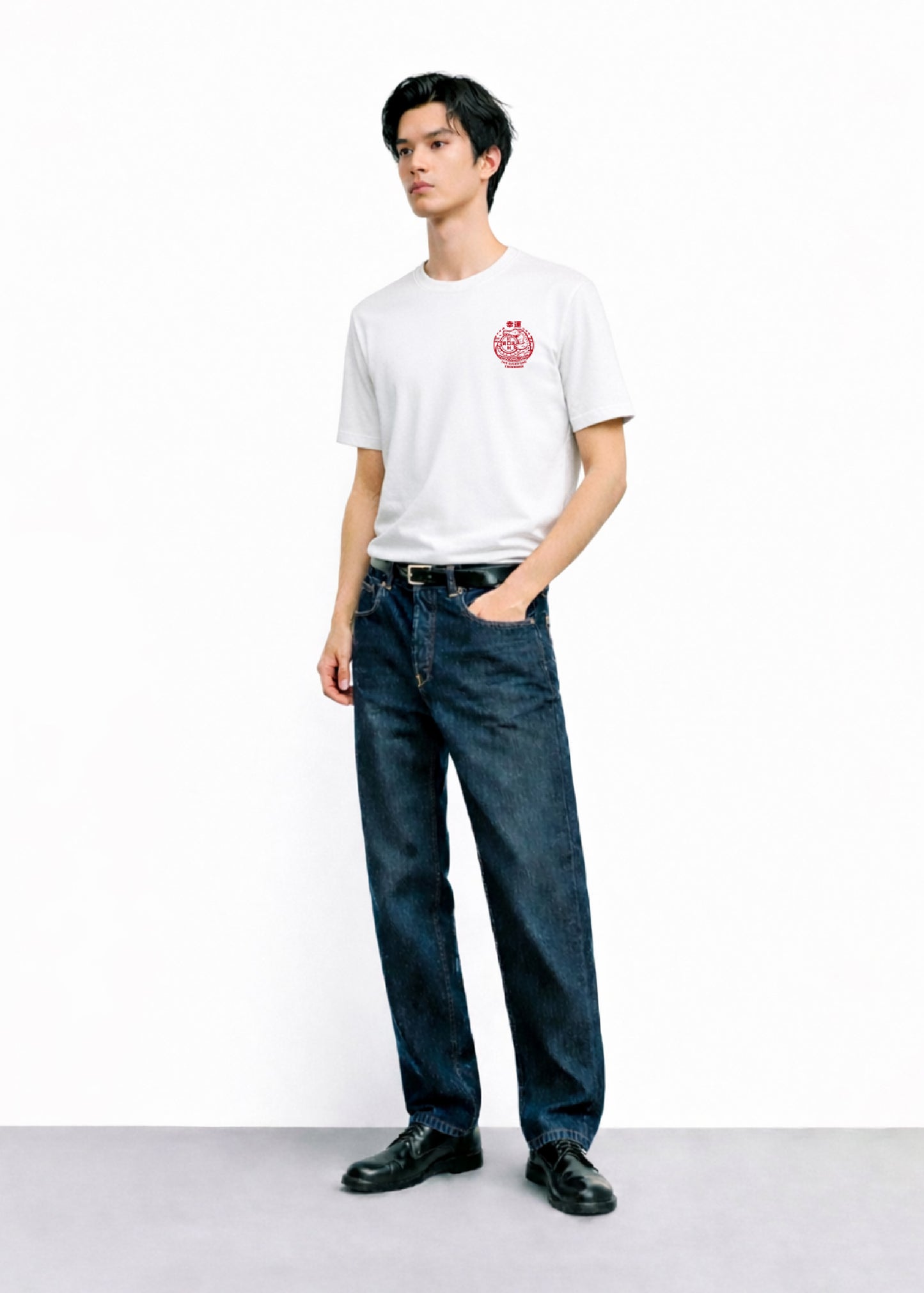 เสื้อยืดคอกลมสีขาวทรงคัสตอมฟิตพร้อมลายปัก