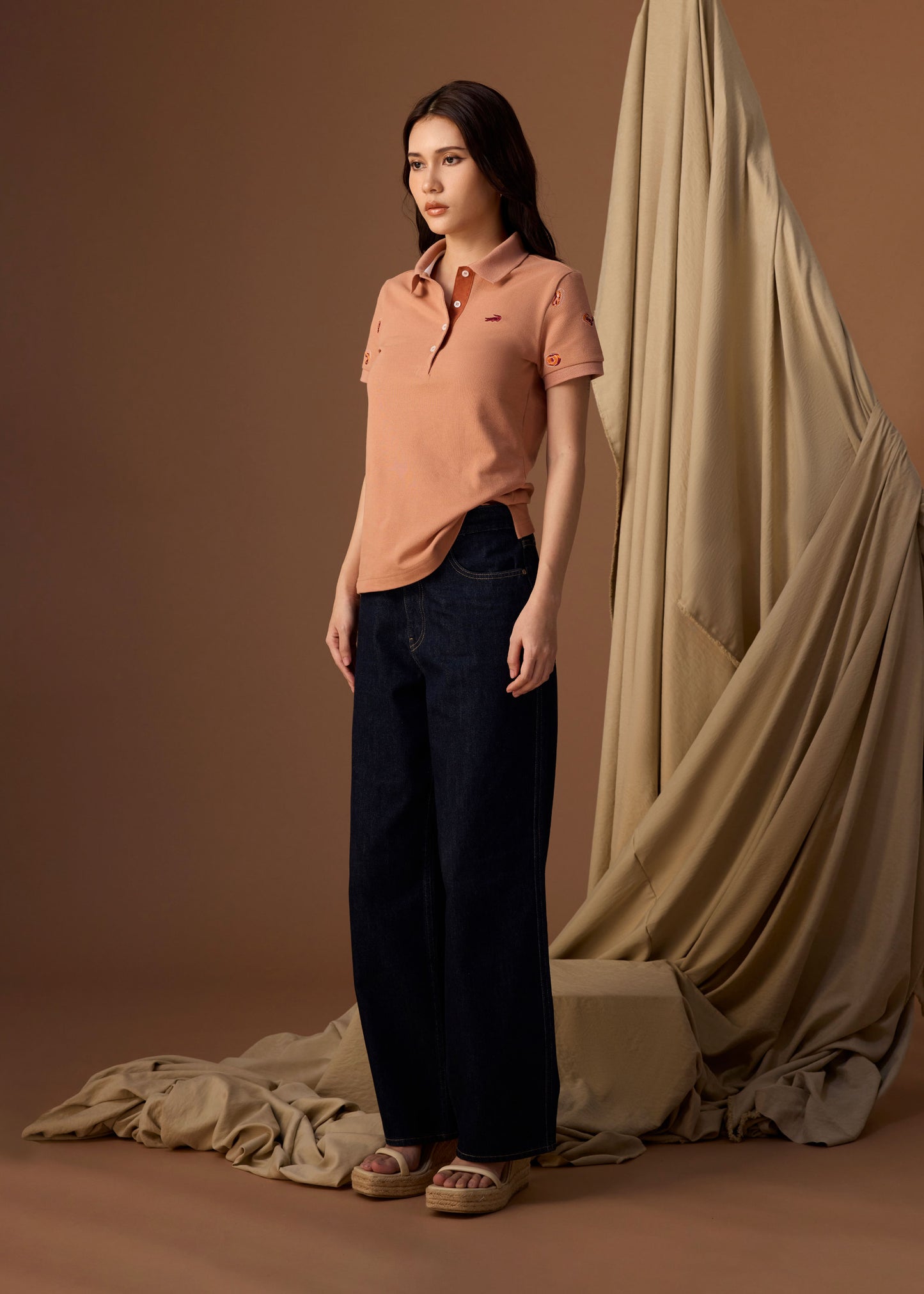 เสื้อโปโลทรงเข้ารูปสีนำ้ตาลมอคค่ามูสพร้อมลายปัก