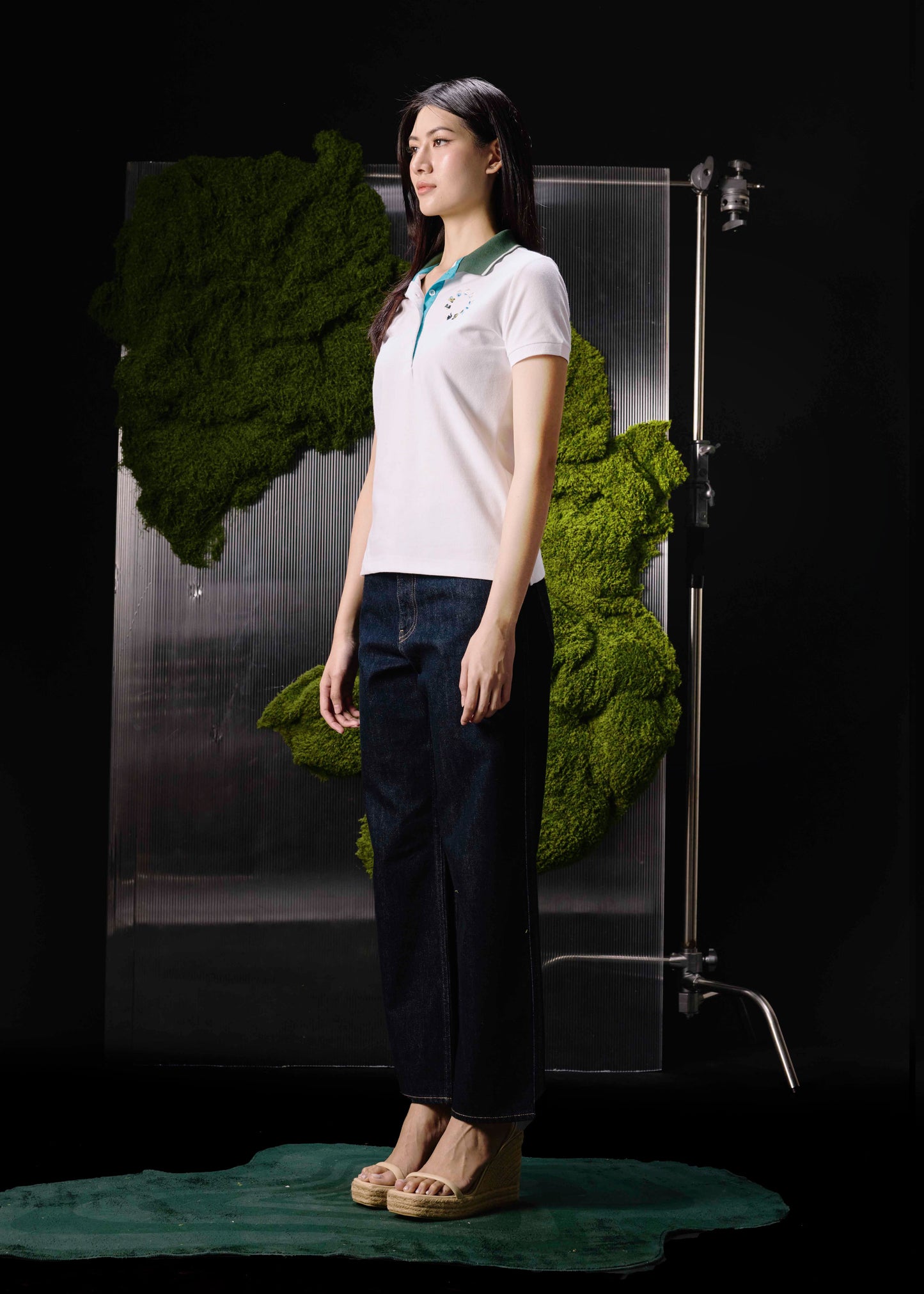 เสื้อโปโลสีขาวทรงเข้ารูปปกเขียวเมจิคัลฟอเรสต์พร้อมลายปัก