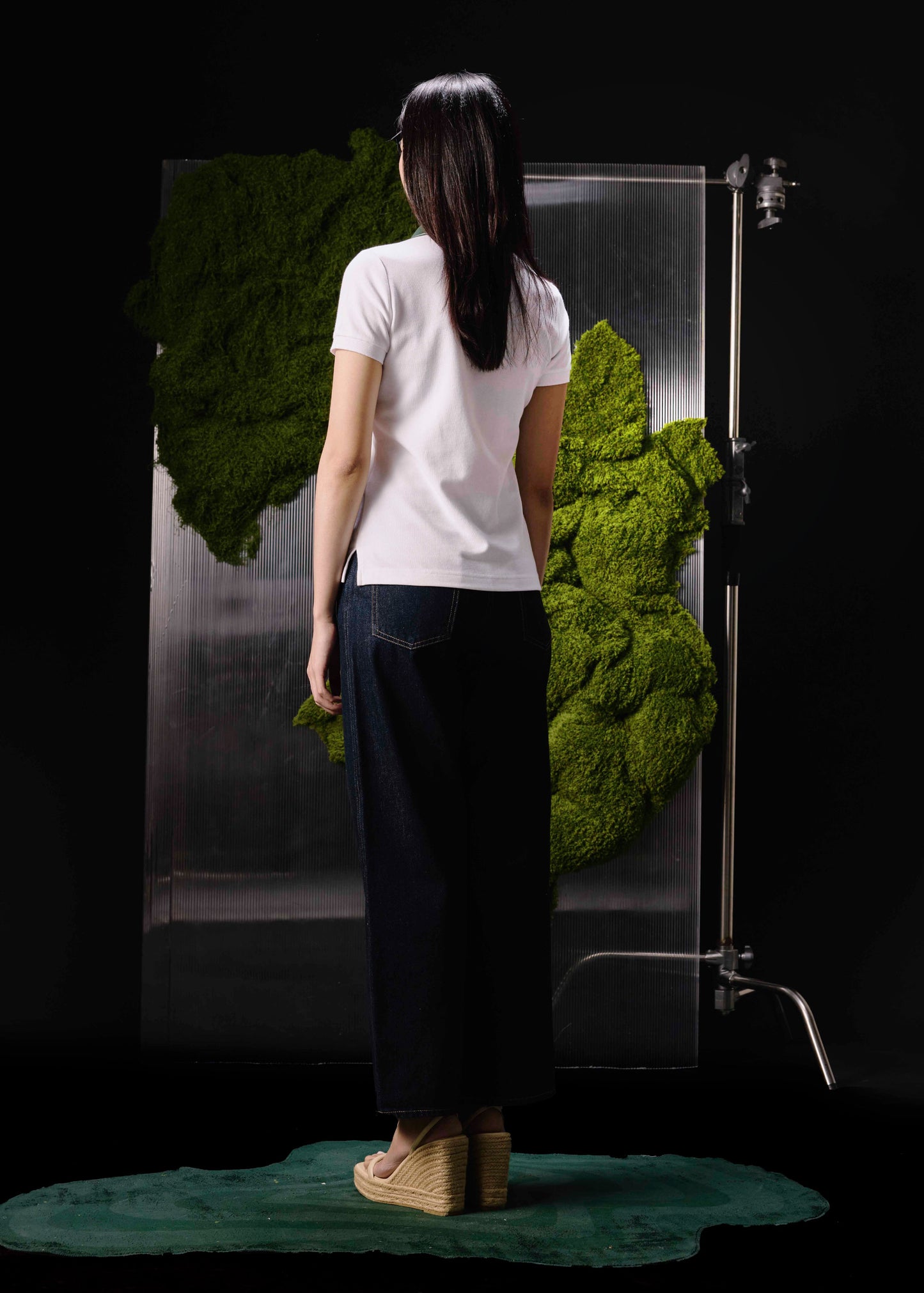 เสื้อโปโลสีขาวทรงเข้ารูปปกเขียวเมจิคัลฟอเรสต์พร้อมลายปัก