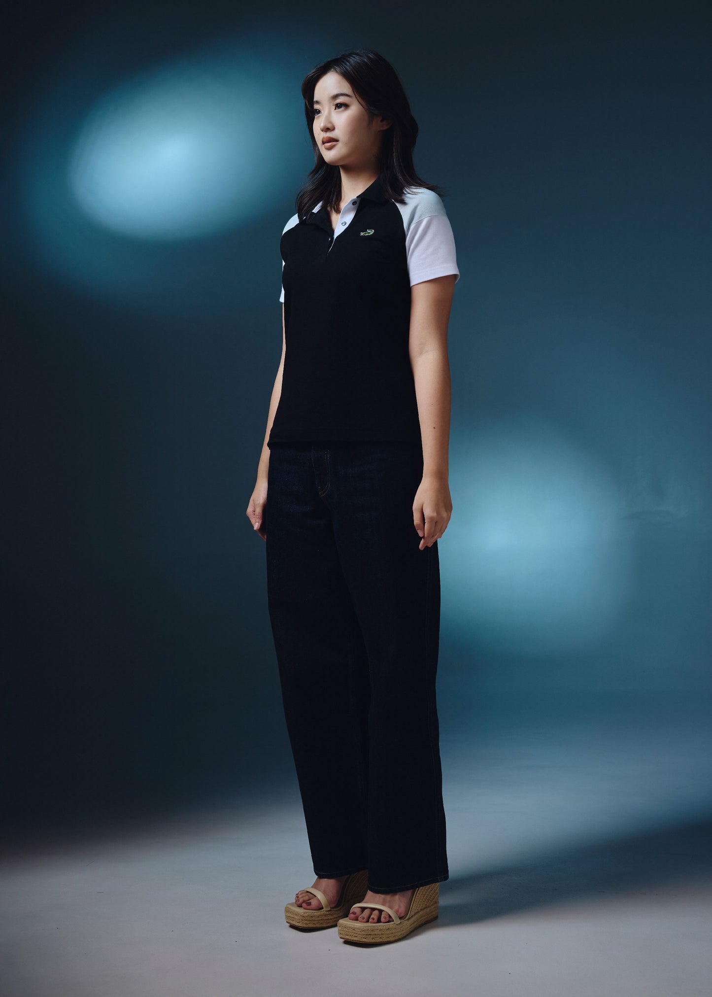 เสื้อโปโลสีขาวทรงเข้ารูปคัลเลอร์บล็อคทรงคัสตอมฟิต