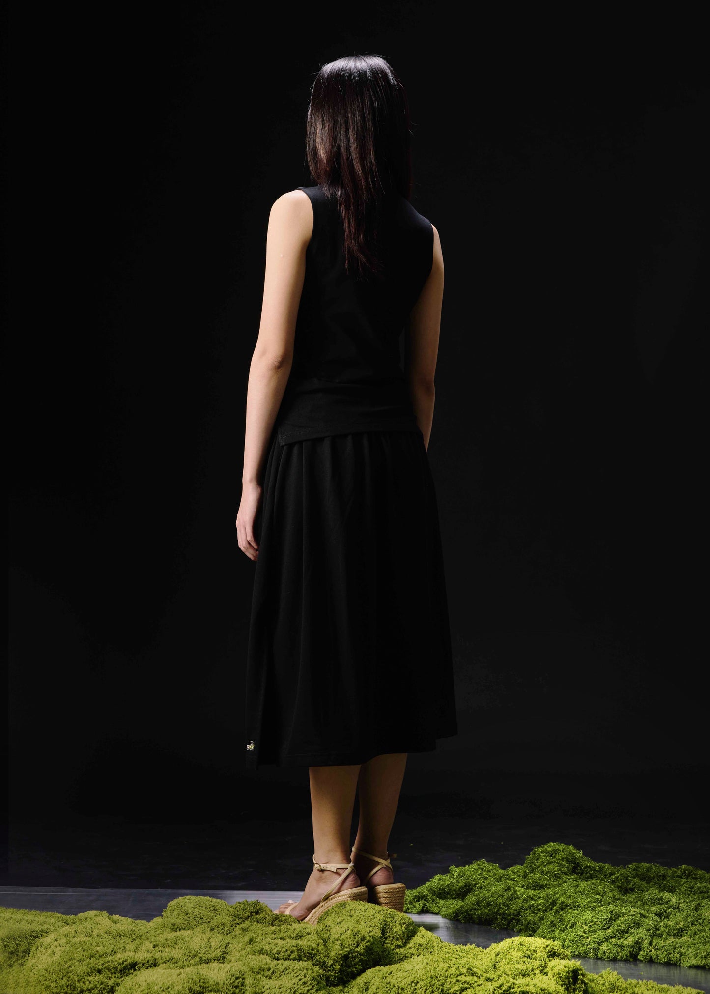 BLACK WOMEN TAPERED FIT SLEEVELESS POLO WITH ZIP PLACKET