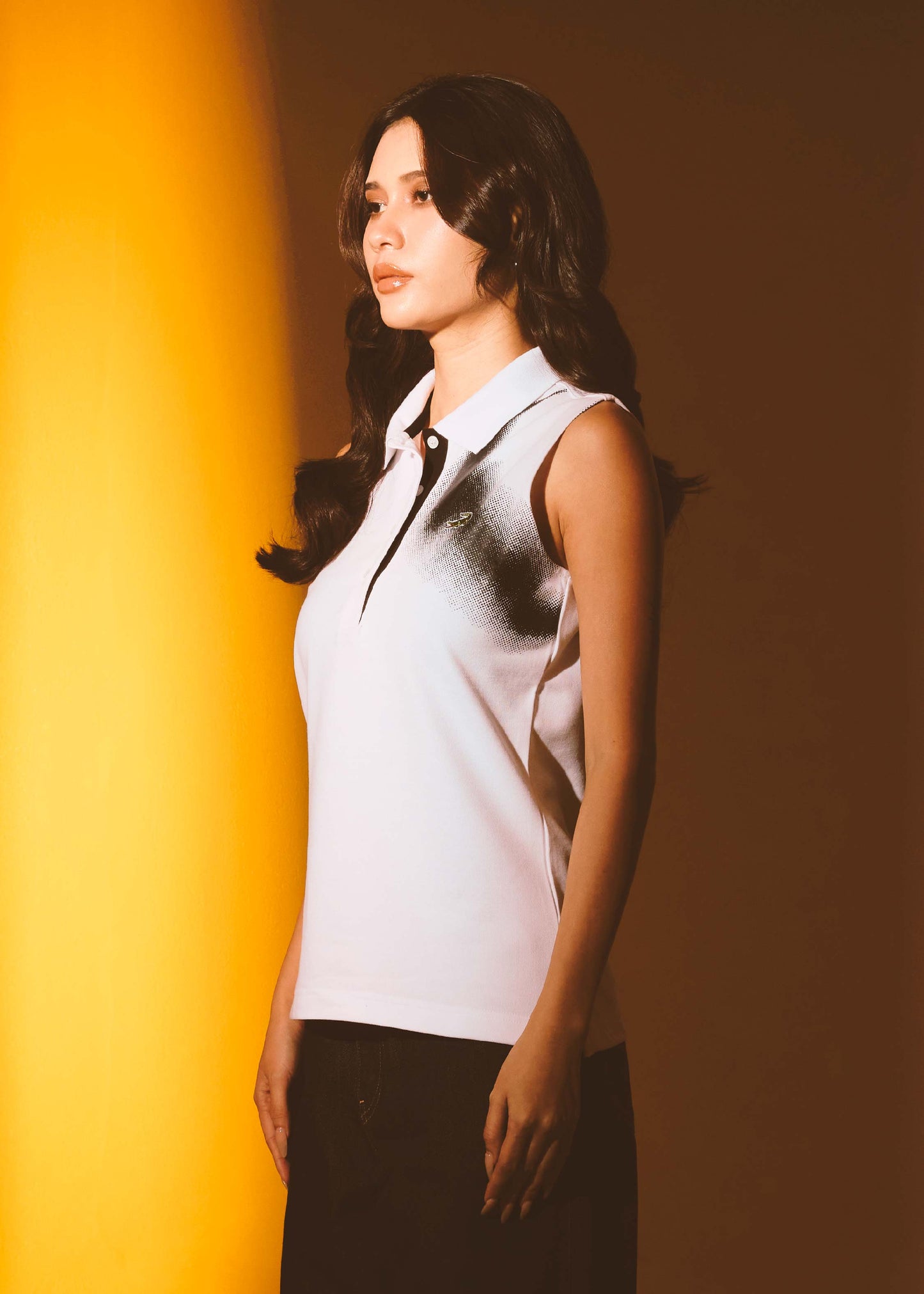 เสื้อโปโลแขนกุดสีขาวทรงเข้ารูปพร้อมลายกราฟฟิก