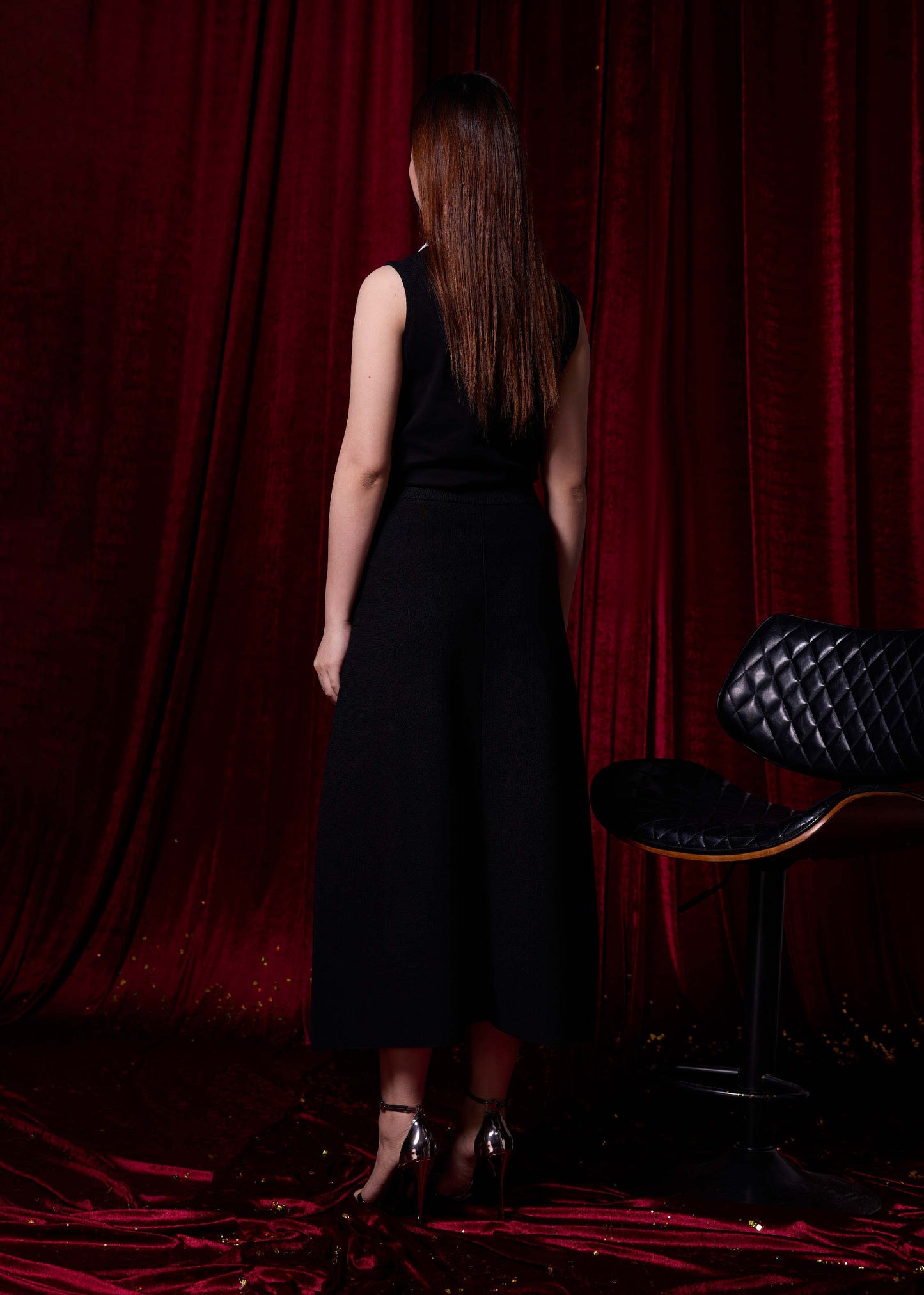 BLACK WOMEN TAPERED FIT SLEEVELESS POLO WITH STRIPE COLLAR