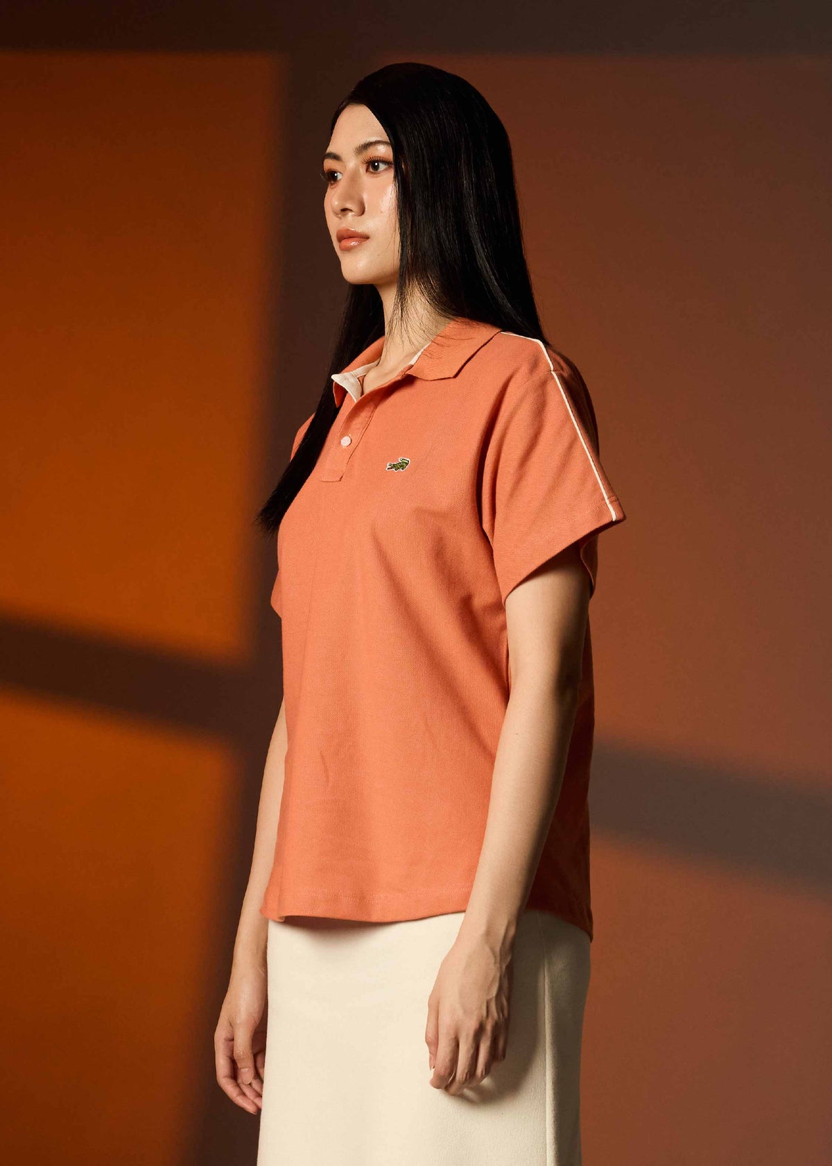เสื้อโปโลสีแบรนดี้เมล่อนทรงโอเวอร์ไซส์ฟิตพร้อมลายปัก