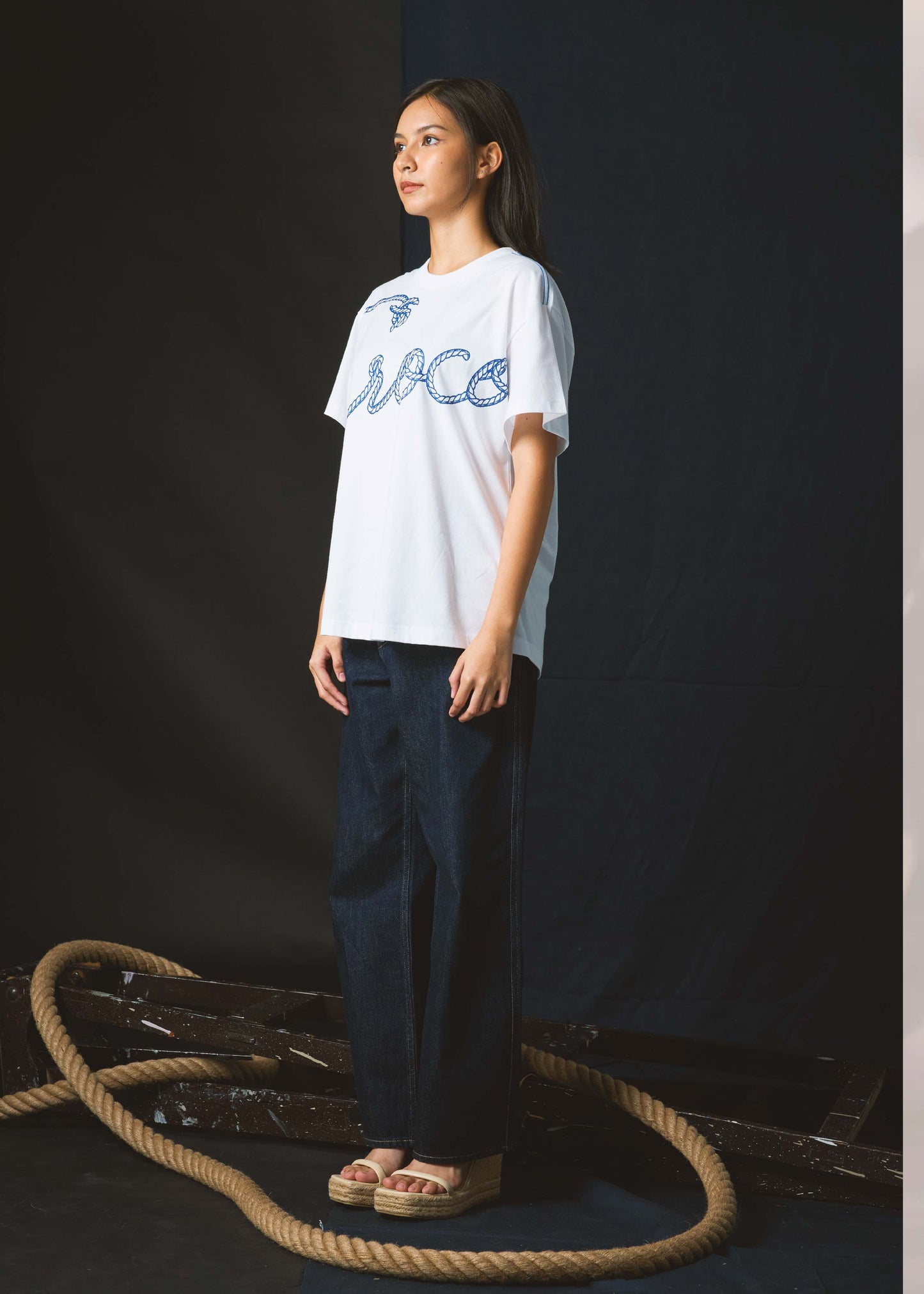 WHITE WOMAN OVERSIZED CREW NECK