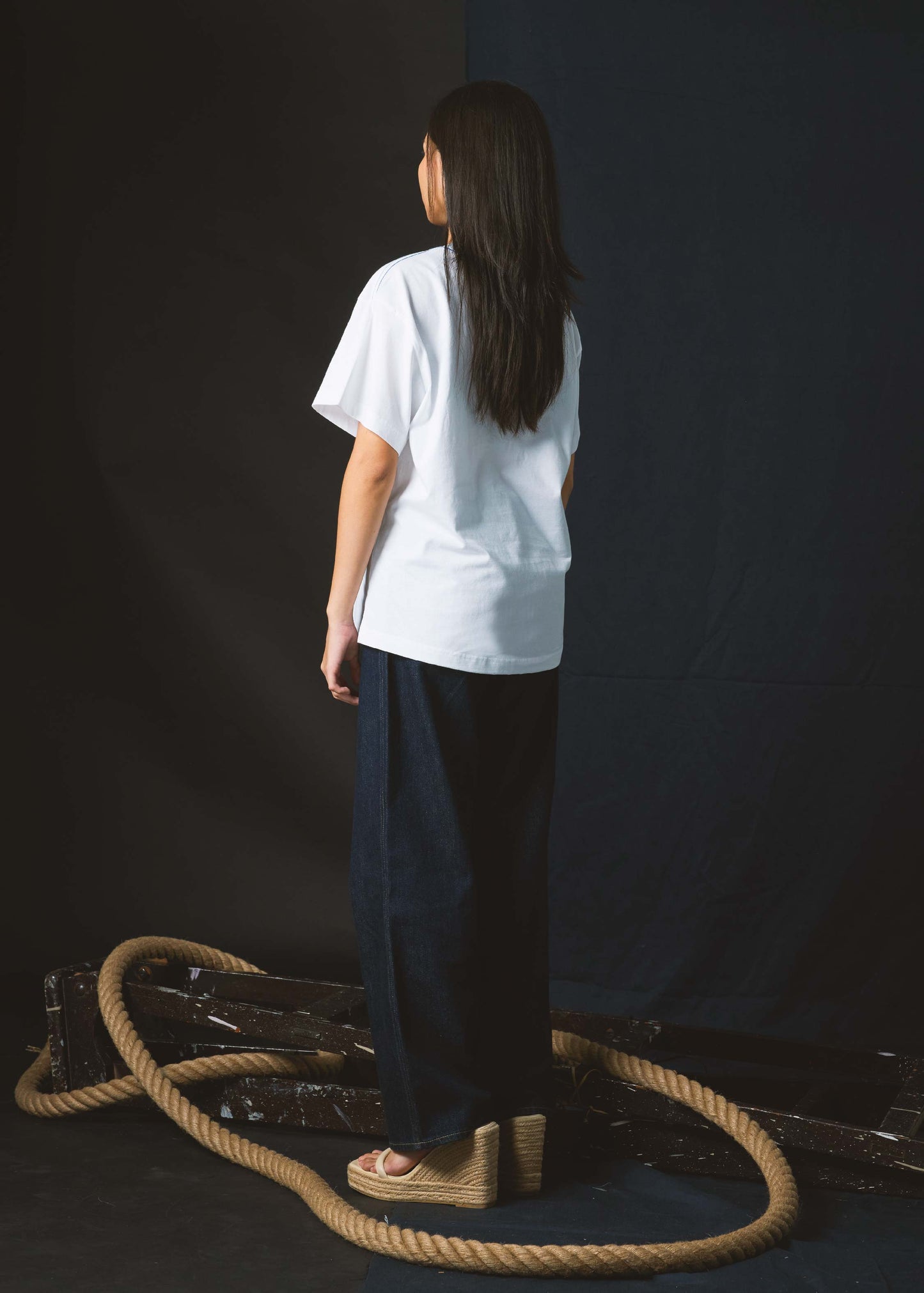 WHITE WOMAN OVERSIZED CREW NECK