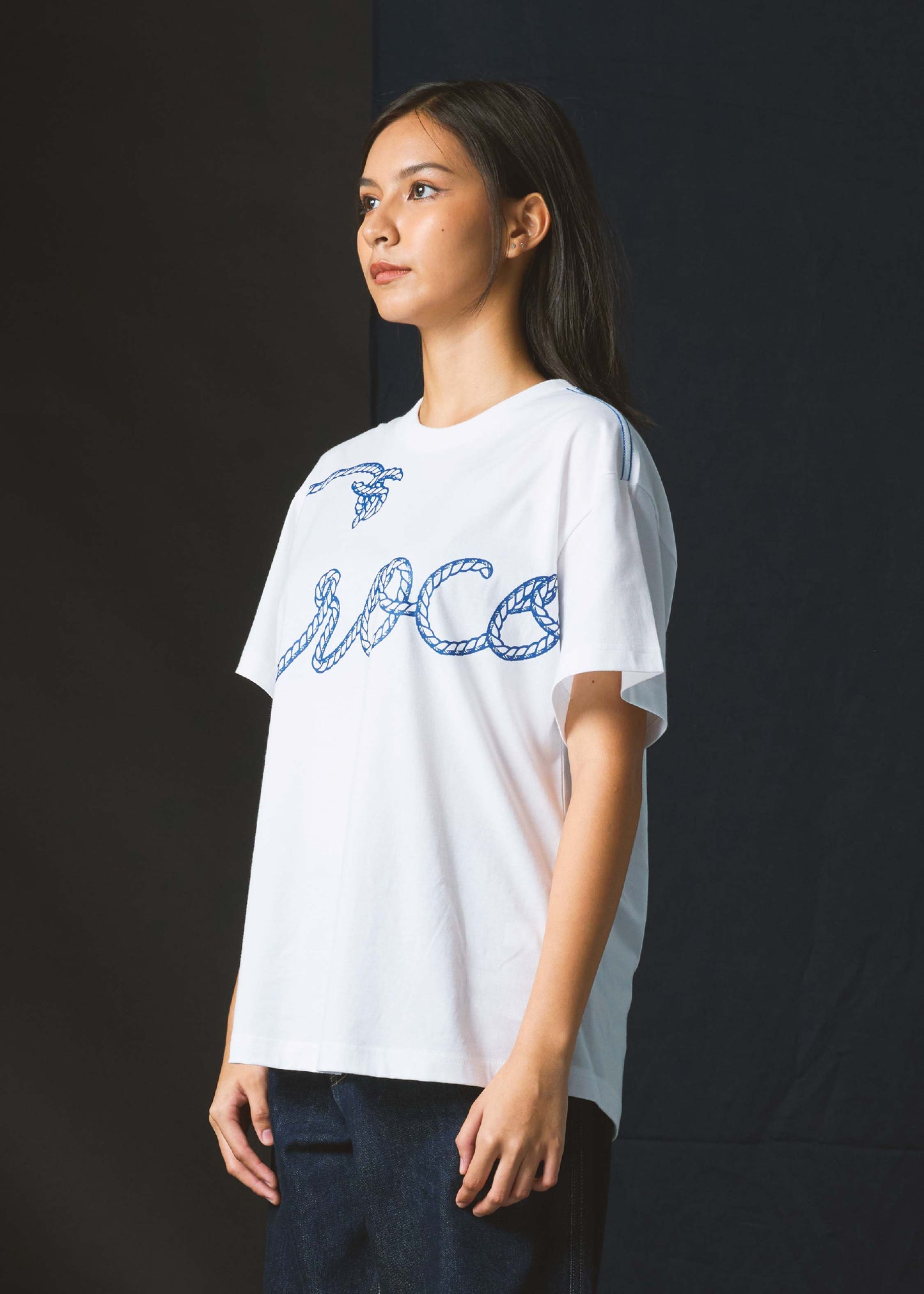 WHITE WOMAN OVERSIZED CREW NECK