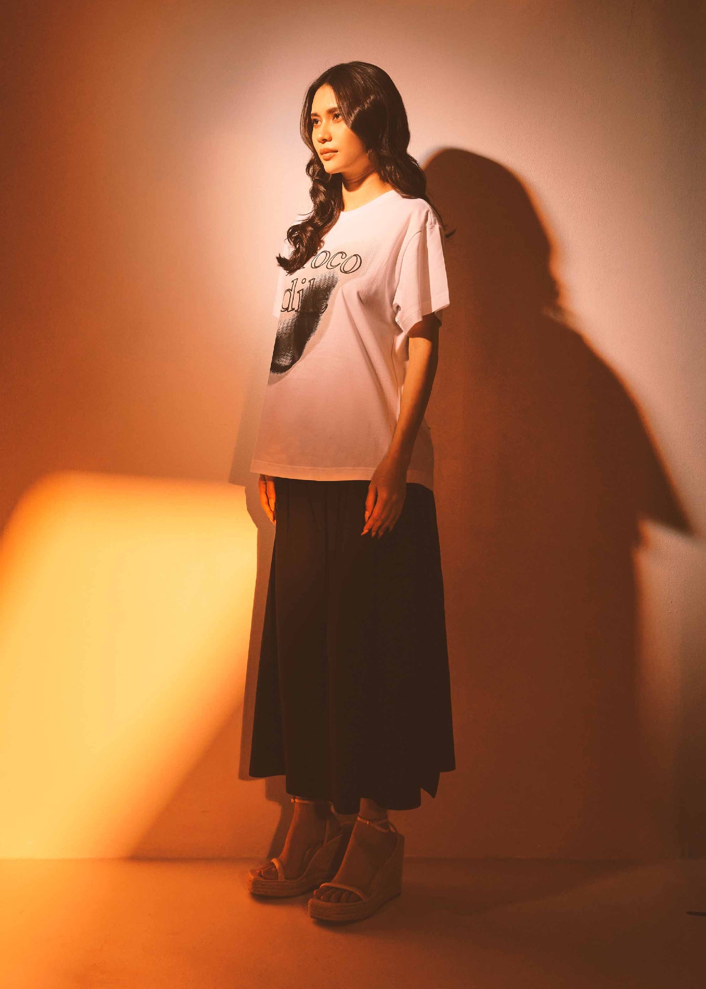 เสื้อยืดคอกลมแขนสั้นสีขาวทรงโอเวอร์ไซส์ฟิตพร้อมลายกราฟฟิก