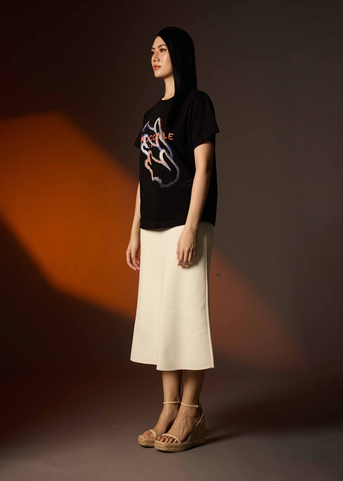 เสื้อยืดคอกลมแขนสั้นสีดำทรงโอเวอร์ไซส์ฟิตพร้อมลายกราฟฟิก